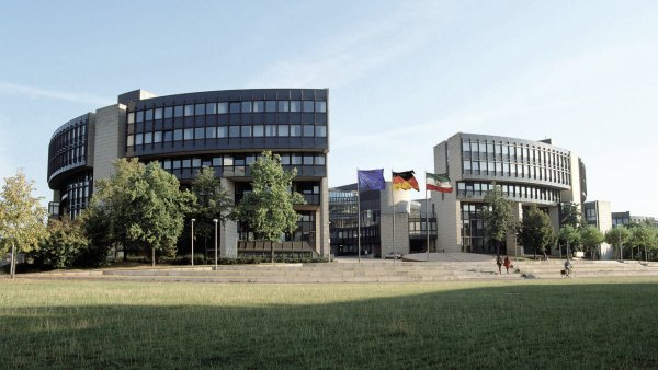 Zoff im Düsseldorfer Landtag: Die SPD Abgeordneten Alexander Baer und Christian Dahm kritisieren die Landesregierung. - © Landtag NRW