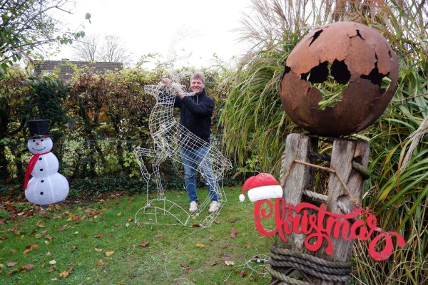 Klaus Düwel erledigt die letzten Handgriffe im Garten. Bis zum 25. November soll alles fertig sein. - © Lorraine Brinkmann