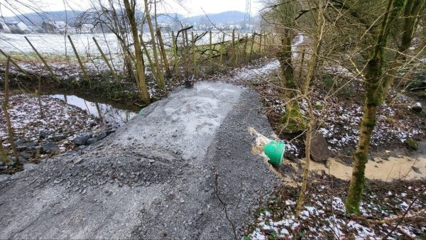 Ein Bach-Übergang ist für den Bambini-Trail des 32. Velmerstot-Volkslaufs eingerichtet worden. Darüber freuen sich nun auch Spaziergänger in Leopoldstal. - © Dennis Mattern/TSV Leopoldstal