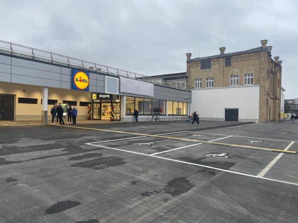 Neustart nach Leerstand: Der Lidl nutzt nur einen kleinen Teil des riesigen Baudenkmals an der Teutoburger Straße in Bielefeld. - © Eike Horstmann