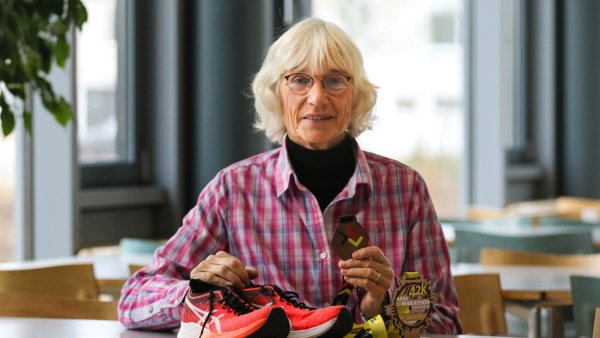 Besondere Schuhe, besondere Medaille: Christine Glose aus Lage hat mit 70 ihre Marathon-Premiere gefeiert. - © Oliver König