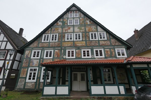 Von außen macht die Künsterklause in Schwalenberg trotz 35 Jahre Lehrstand noch eine guten Eindruck. Erst bei näherem Hinsehen, sieht man den Zahn der Zeit. - © Jost Wolf