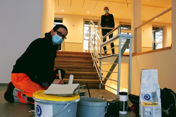 Malermeisterin Regina Rodig (vorne) und Andrea Winterberg vom Fachbereich Tiebau und Immobilienmanagement sind mit dem baulichen Fortschritt zufrieden. - © Janet König