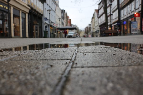 Wer in diesen Tagen durch die leere Detmolder Innenstadt zieht, kann die Frustration und Sorgen förmlich spüren. Die Fußgängerzone ähnelt oft einer Geisterstadt. Viele wünschen sich Normalität zurück, doch die Geschäfte bleiben zu. - © Janet König