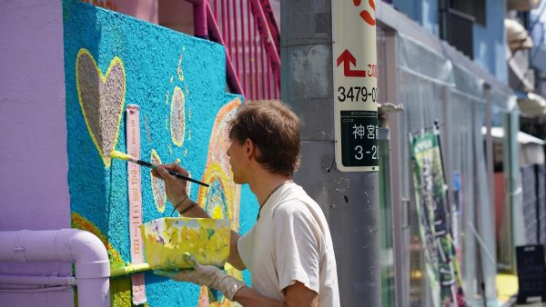 Dominic Klassen bemalt eine Galerie-Wand in Tokio. - © Fotos: Krishangi Srivastava
