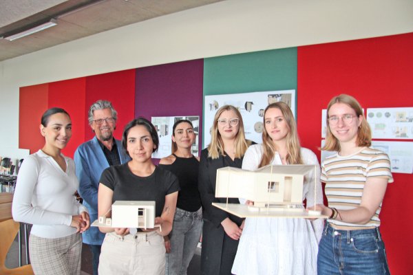 Ecem-Aylin Kucuk, Prof. Ulrich Nether, Marjory Azurin Taboadam, Vida Fakhimi, Kristina Stoz, Anastasia Mouratidou und Skaidrit Bischoff (von links) von der TH OWL waren mit dem Projekt Mobiles Projektbüro befasst und haben teilweise sogar Modelle erstellt. - © Cordula Gröne(LZ)