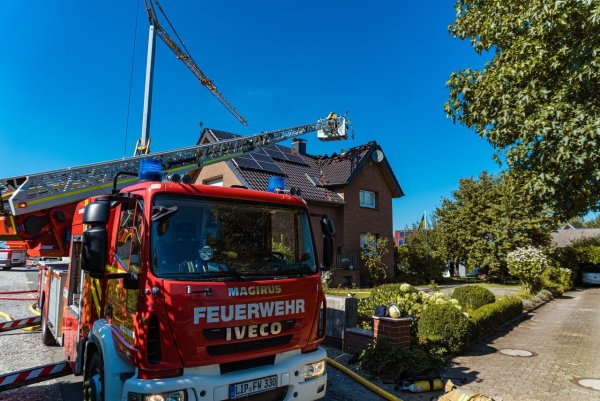 Die Feuerwehr war zu Spitzenzeiten mit 60 Einsatzkräften vor Ort. - © Freitag TV