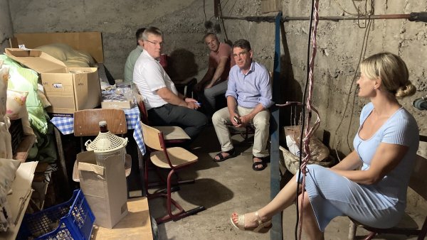 Eine Szene aus Arends' erstem Besuch im Juli 2022: Dietmar Arends und Kirchenrat Albrecht Philipps von der evangelischen Kirche von Westfalen mit Vertetern der Gemeinde und einer Lehrerin im Schutzraum einer Schule. - © Lippische Landeskirche