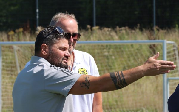 Dirk Pohlmann (hinten) und Trainer Ercan Kaymaz gehen getrennte Wege. - © Sebastian Lucas