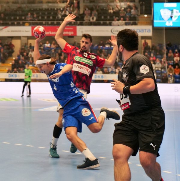 Bjarki Mar Elisson muss heute schon wieder in der European League Gas geben. Gegen Hannover lieferte er sich rasante Duelle mit Ivan Martinovic. Schiedsrichter Sascha Schmidt schaut, ob alles mit rechten Dingen zugeht. - © Jörg Hagemann