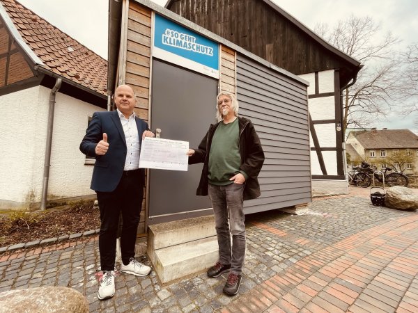 Bürgermeister Marcus Püster und der SPD-Fraktionsvorsitzender Michael Zans freuen sich, dass das Förderprogramm von den Bürgerinnen und Bürgern gut angenommen wird - © Gemeinde Schlangen