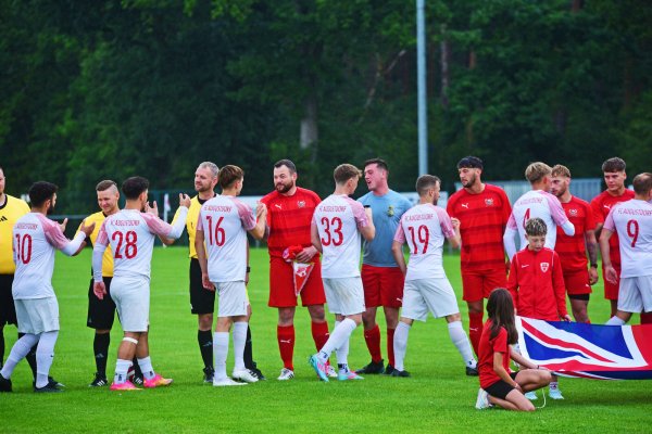 Das freundschaftliche Abklatschen darf vor dem Spiel nicht fehlen. - © Nicole Ellerbrake