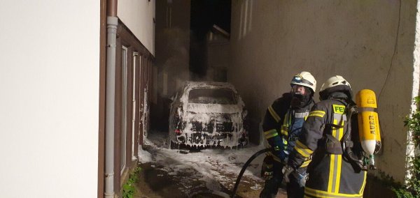 Der Wagen stand in Vollbrand, durch die mächtige Hitzeentwicklung wurden die nebenstehenden Gebäude beschädigt. - © Feuerwehr Barntrup