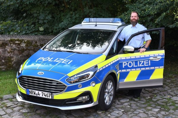 Der Bezirk von Jan Batzer ist groß, er erstreckt sich von der Innenstadt bis nach Voßheide und Wahmbeckerheide. Dafür muss der 39-Jährige auch immer wieder ins Dienstauto steigen. Ansonsten ist er gerne auch zu Fuß als Ansprechpartner für die Bürger unterwegs. - © Polizei