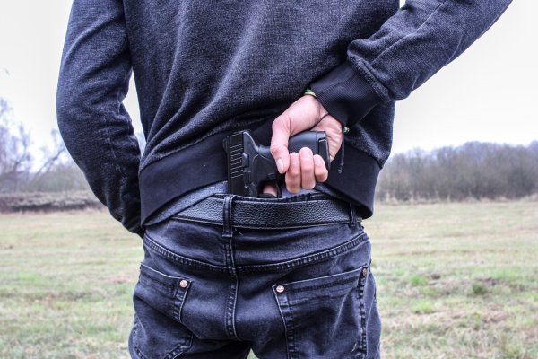 Ein 36-jähriger aus Oerlinghausen wollte einer guten Freundin helfen und stellte sich im August 2023 einem Einbrecher in den Weg: der zog eine echt aussehende Schreckschusswaffe und zielte. - © Pixabay