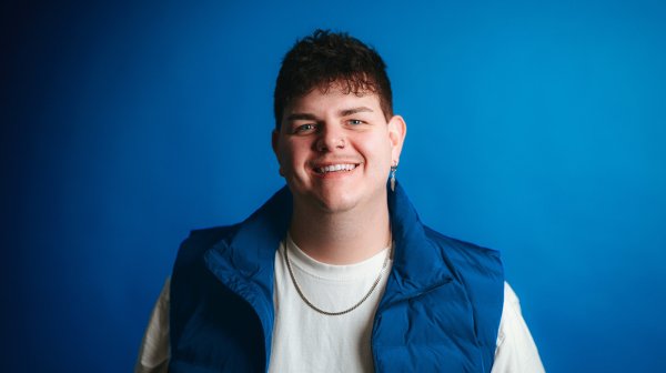 Isaak Guderian will nach Malmö. Mitte Februar entscheiden die TV-Zuschauer, ob er die Reise antreten darf. - © Valentin Ammon/NDR