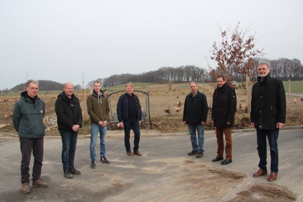 Matthias Heupel (von links), Alexander Horn und Sebastian Horn, Dieter Hagedorn, Reinhard Petig, Dr. Herbert Quakernack und Siegbert Jäger auf dem neu errichteten Eierhof der Familie Horn in Hörste. 9000 Hühner legen hier Eier. - © Cordula Gröne