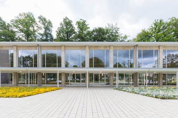 Der 128 Meter lange und fast 60 Jahre alte Bau im Kurpark ist seit 2016 umfassend saniert und umgestaltet worden. - © Staatsbad Salzuflen GmbH / Neuschaefer-Rube