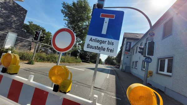 Wegen der Sperrung der Holzhauser Straße müssen auch Busse in die engen Nebenstraßen ausweichen. Dort kochen die Emotionen dann offenbar schnell über. - © Gerald Dunkel