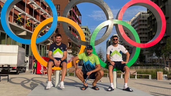Urh Kastelic (Mitte) im Olympischen Dorf. - © Urh Kastelic