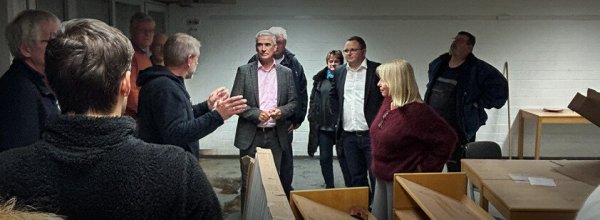 Mitglieder des Planungsausschusses und der Verwaltung schauen sich einen Klassenraum in der Grundschule Ehrentrup an, die aktuell umgebaut wird. - © Stadt Lage