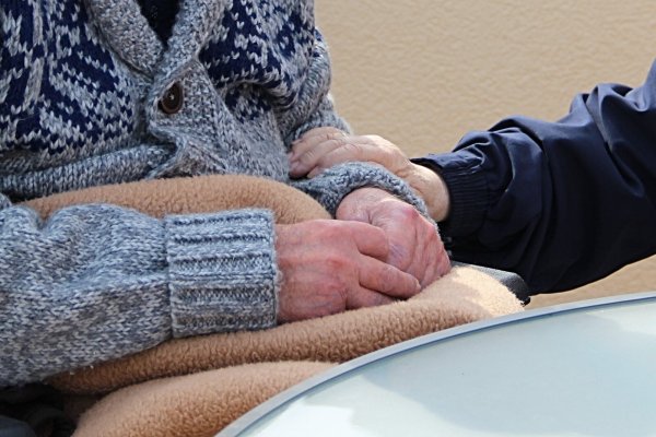 Der Umgang von Angehörigen zu Demenzerkrankten verändert sich. Ein Kurs kann Hilfestellung geben. - © Symbolbild: pixabay.com