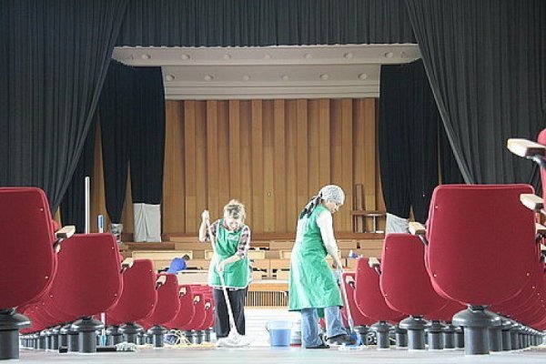 Demnächst wird die Konzerthalle im Kurpark für den Stadtrat hergerichtet. - © Till Brand
