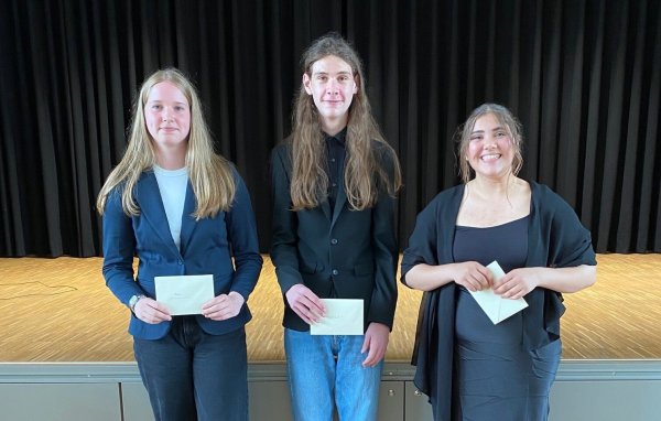 Wurden als Klassenbeste ausgezeichnet: Anni Schäfersmeier, Jannik Friesen und Zülal Gecer (von links). - © Gigas-Schule