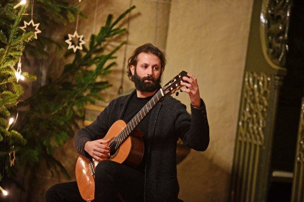 Absolute Stille herrscht in der Stadtkirche, als Ozan Coskun die ersten Saiten zupft. - © Nicole Ellerbrake