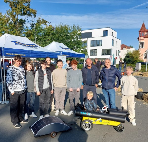 Stolz präsentieren die Sielmänner ihr Batmobil, das sie mit Unterstützung von Peter-Joachim Müller und Oliver Glaser sowie den Hanning-Elektro-Werken und weiteren Unterstützern gebaut haben. Foto: Christian Landerbarthold - © Christian Landerbarthold