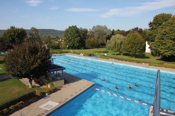 Schwimmen mit Sicherheitsabstand – das ist in den Lügder Freibädern jetzt wieder möglich.  - © Klaus Bertram