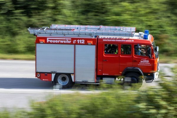 Der Roller ist vermutlich gestohlen worden und entzündete sich dann aufgrund eines technischen Defekts. - © Symbolbild: Jens Buttner/dpa
