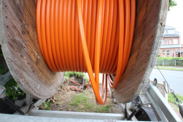 Der Breitbandausbau (hier im Juni 2021 in Dörentrup) in Extertal soll Ende dieser Woche abgeschlossen sein. Das Kompetenzteam Breitband hält das für unrealistisch. - © Archivfoto: Jens Rademacher