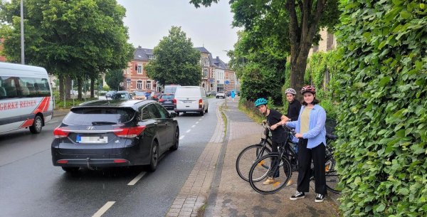 Es kann gefährlich werden. Wenn die Drillinge von ihrem Grundstück an der Hamelner Straße kommen, passiert es immer wieder, dass Autos ihren Weg auf dem Bürgersteig kreuzen. - © Katrin Kantelberg
