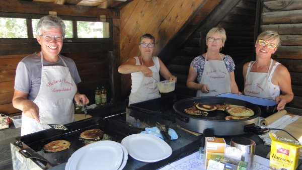Ran an den Pickert: Das Back-Team liefert Pfannekuchen im Minutentakt. Von links: Margaretha Röwenstrunk, Gabriele Schütz, Marianne Robrecht und Anja Stock. - © Hajo Gärtner