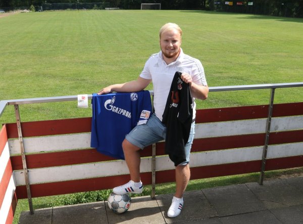 Alles, was Jan-Luka Wieck so braucht. Den Ball am Fuß, das SG-Bega/Humfeld-Shirt übergestreift, das SG-Trikot in der Hand - und die Kaiptänsbinde und das Schalke-Trikot liegen griffbereit. - © Oliver König