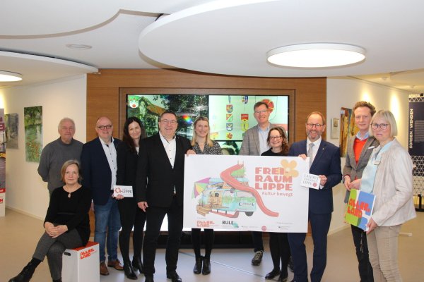 Freuen sich über die Bundesförderung für das Projekt „Freiraum Lippe“: Landrat Dr. Axel Lehmann (Mitte links) und Landesverbandsvorsteher Jörg Düning-Gast (Mitte rechts) sowie (von links) Dr. Josef Spiegel und Dr. Sigrun Brunsiek (beide Wasserschloss Reelkirchen), Dirk Menzel (Fachdienstleitung Bildung), Karen Zereike (Fachdienstleitung Ländliche Entwicklung und Innovation), Dorfcoach Laura Schuster, Kulturagent Jochen Brunsiek (Landesverband Lippe), Kulturreferentin Larisa Strese-Gassiev (Kreis Lippe), Verwaltungsvorstand Dr. Olaf Peterschröder und Anja Krause (Teamleitung Regionales Bildungsnetzwerk). - © Kreis Lippe
