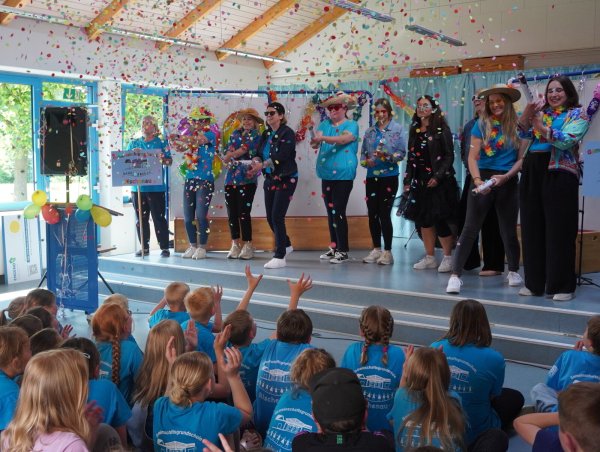 Schulfest mit buntem Konfettiregen: Kinder, Lehrer, Eltern und Ehemalige zelebrieren das 30-jährige Bestehen der Grundschule Rischenau. - © Michaela Weiße