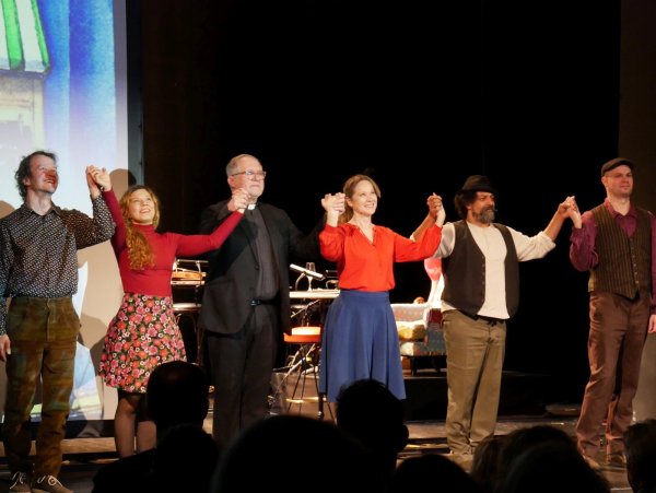 Stehende Ovationen im Landestheater. Das Musikensemble "Les Manouches du Tannes" sowie Ann-Kathrin Kramer und Harald Krassnitzer (mitte) erhalten viel Applaus. - © Thomas Krügler