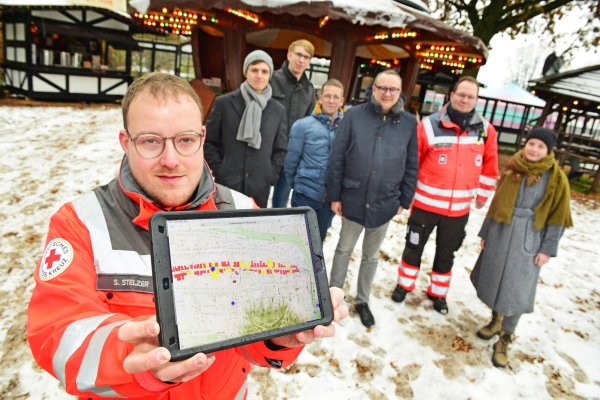 Sven Stelzer vom DRK (vorne) mit der smarten Einsatzkräfteortung. (hinten, von links) Merlin Marek und Jens Schneider von der Firma Impact IT, Dennis Ortmeier und Bürgermeister Markus Baier von der Stadt Lemgo, Philipp Lüdke vom DRK und Nicole Baeumer, Projektleiterin von digital.interkommunal. - © Nicole Ellerbrake