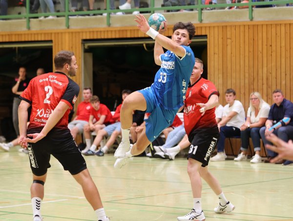 Thomas Houtepen findet die Lücke in der Abwehr des Verbandsligisten. - © paul cohen