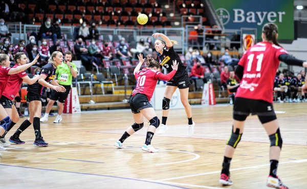 Blombergs Ann Kynast zieht im Spiel bei Bayer Leverkusen aus dem Rückraum ab. - © Kornej Weibert