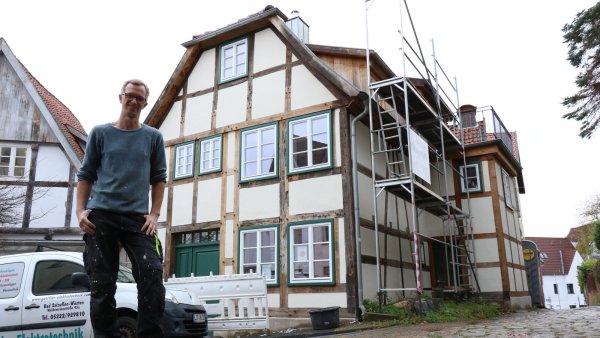 Dr. Johannes Bittner steht vor dem Haus Schennershagen 11, das er mit seiner Familie aufwendig saniert hat. - © Alexandra Schaller