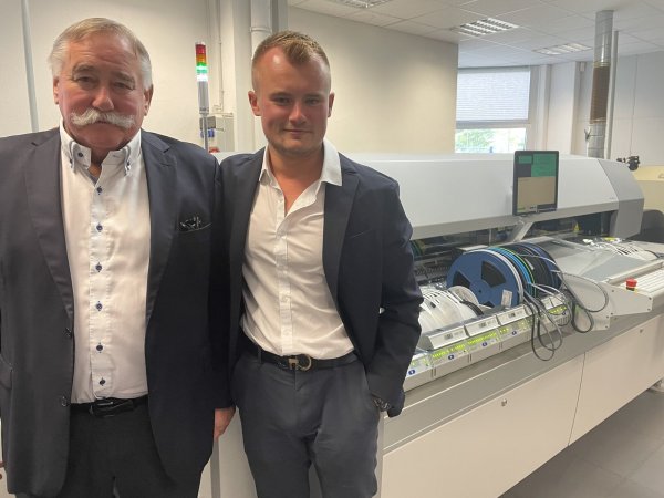 Vater Klaus und Sohn Marc Stührenberg vor einer Produktionsmaschine. Für ihre gelungene Firmenübergabe haben sie nun einen Preis bekommen. - © Carsten Heil