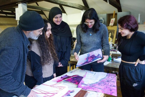 Rosario de Simone (links) und Dr. Mayarí Granados (2.v.r.) bestaunen die Kunstwerke der Schülerinnen 
Sultan Atay, Laiba Iqbal und Nadja Yunan (von links) - © Landesverband Lippe