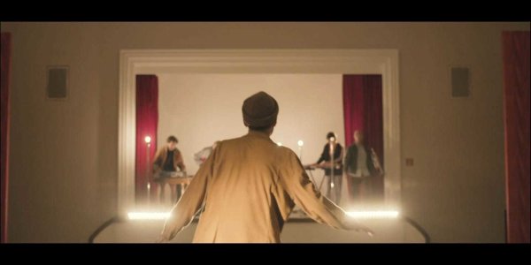 Im neuen Video zu "Lass tanzen!" von Hans im Glück spielt nicht nur die Detmolder Band selbst mit, auch etliche Fans zeigen ihr Talent auf der Tanzfläche. - © Hans im Glück