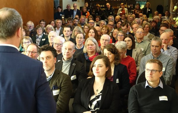 Maximal gut besucht ist der Neujahrsempfang der Grünen, vorn sind Bundestagsabgeordneter Robin Wagener und Landtagsabgeordnete Julia Eisentraut zu sehen. - © Axel Bürger