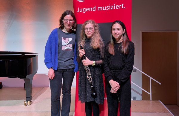 Freuen sich über den Erfolg: Lehrerin Sabrina Garlik mit Hannah Bulwien (Klarinette) und Madleen Diefenbach (Klavier). - © Musikschule Lemgo