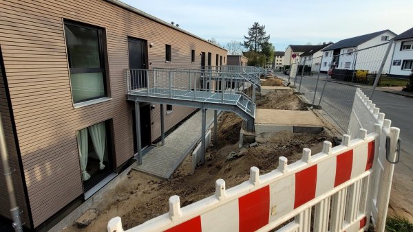 Acht Wohnungen für Flüchtlinge sind an der Henckelstraße entstanden, dort wo früher die alten Pavillons der Anne-Frank-Schule standen. - © Katrin Kantelberg