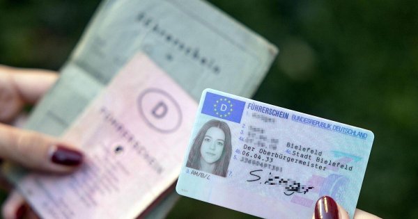 Bis Anfang kommenden Jahres müssen die verbliebenen Autofahrer mit alten "Lappen" gegen die Scheckkarte umtauschen. - © Oliver Krato